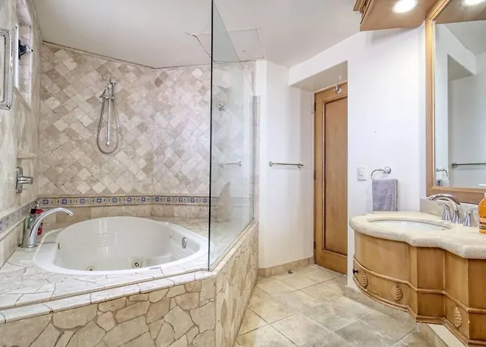 Apartment Oceanfront Penthouse, 2 Masters, 2 Baths, Kitchen! *