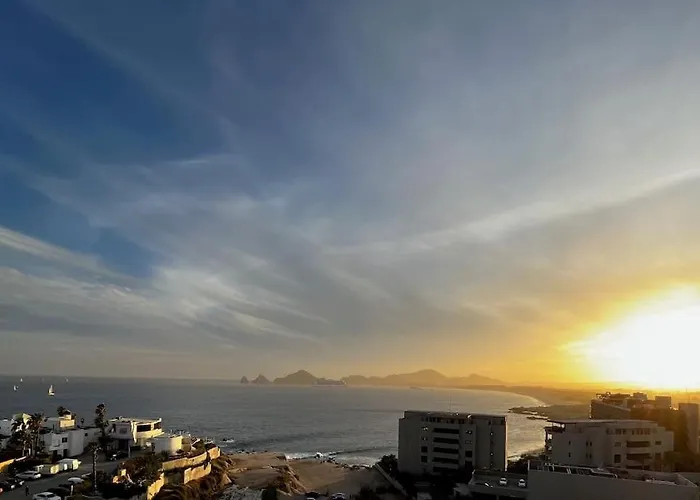 Oceanfront Penthouse, 2 Masters, 2 Baths, Kitchen! *