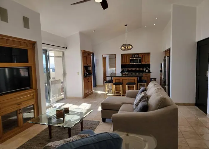 Oceanfront Penthouse, 2 Masters, 2 Baths, Kitchen! Apartment